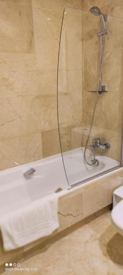 Bevs Ground Floor Roda Golf Apartment!
